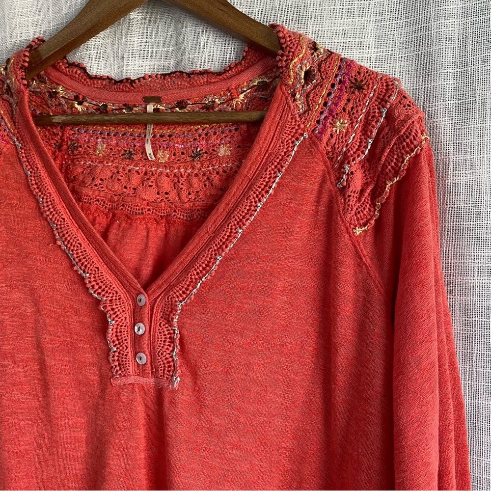 Free People Crochet Coral Pink Long Sleeve Blouse Sz M - Picture 2 of 8